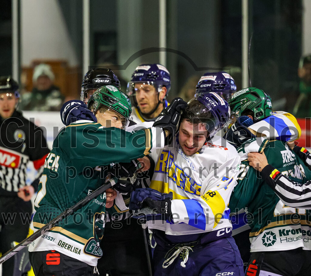 2026-01-09_104_TSV_Erding_gegen_Stuttgart_Rebels | Erding, Deutschland, 09.01.2026:Eishockey, Oberliga Süd 2025 / 2026, 35. Spieltag, TSV Erding gegen Stuttgart Rebels, Endergebnis: Mark Waldhausen (Erding Gladiators, #27), Reagan Poncelet (Stuttgart Rebels, #71)Foto: Christian Riedel / fotografie-riedel.net