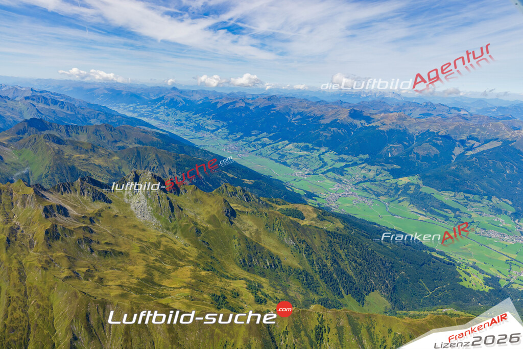 Luftaufnahme der Stadt Pinzgau - Die Luftaufnahme wurde 2025 vom UL-Flugzeug heraus erstellt ( keine Drohne ) - Hochauflösende Luftaufnahme - für professionelle Ausdrucke geeignet. Die Geschenkidee !Mit Lizenz und Bildrechte bestellbar