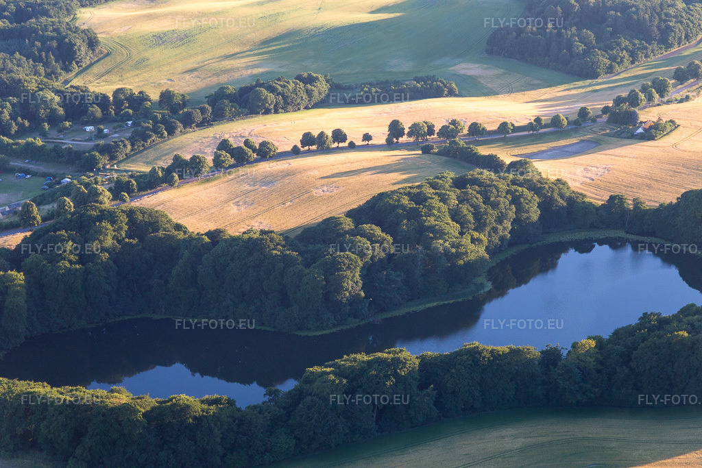 Vue aérienne: Vue de la ville à Borre dans le département Sjaelland, Danemark. Photo: IMG_108681.jpg prise le 04/07/2018 par Werner Riehm/FLY-FOTO.euRésolution de l'original: 5472 x 3648 px