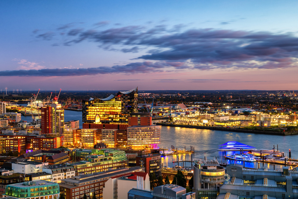 10261007 - Elbphilharmonie und Hafen | Wunderschöner Blick auf die Elbphilharmonie vor der eindrucksvollen Kulisse des Hamburger Hafens. Erhältlich als hochwertiges Wandbild auf Leinwand, Acrylglas, Alu-Dibond, Poster oder digital als Download, einfach über "Bestellen" konfigurieren.