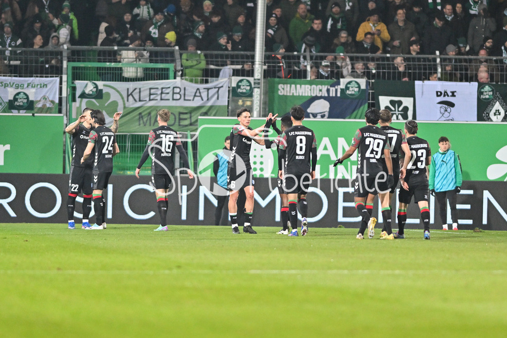 SpVgg Greuther Fürth - 1. FC Magdeburg | FUERTH, GERMANY - 06. FEBRUARY: Jubel der Magdeburger nach dem Treffer zum 1-5 durch Mateusz ZUKOWSKI (1. FC Magdeburg 22) / Tor / Torschuetze / Freude / Happy während dem Match zwischen der SpVgg Greuther Fürth und dem 1. FC Magdeburg am 21. Spieltag der 2. Bundesliga im Sportpark Ronhof Thomas Sommer