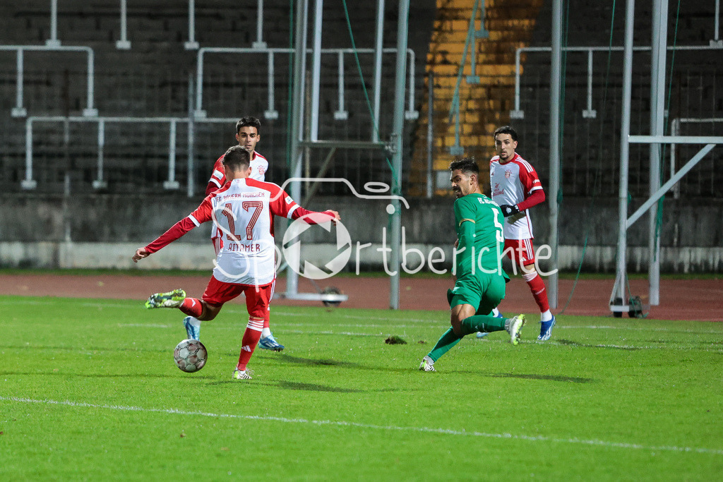 FC Augsburg II - FC Bayern Amateure | Younes AITAMER (FCB #17) wird von Deniz HAIMERL (FCA #5) geblockt