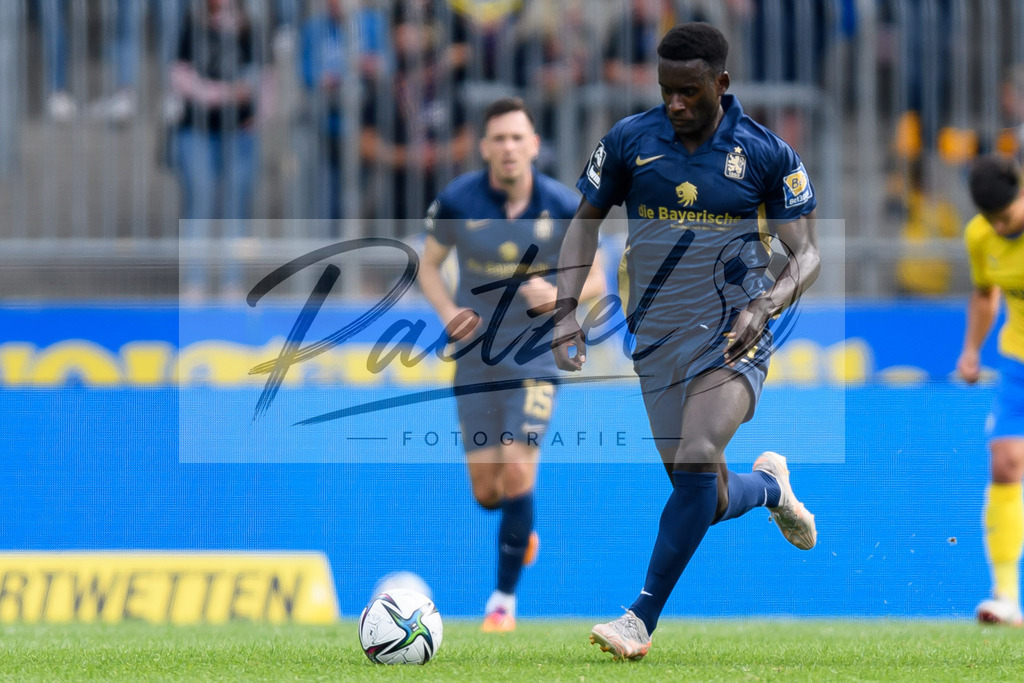 EBSTSV20210828_177 | Fussball, Herren: Merveille Biankadi (TSV 1860 Muenchen) in Aktion, am Ball, Einzelaktion beim Spiel der 3. Liga zwischen Eintracht Braunschweig und TSV 1860 Muenchen im Eintracht-Stadion am 28.08.2021 in Braunschweig, Deutschland.DFB / DFL REGULATIONS PROHIBIT ANY USE OF PHOTOGRAPHS AS IMAGE SEQUENCES AND/OR QUASI-VIDEO. - Realisiert mit Pictrs.com