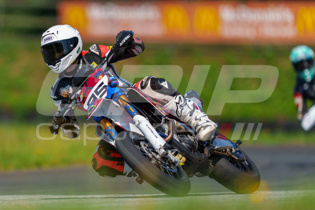 G-Cup + Supermoto Staatsmeisterschaft + Hungarian Supermoto Championship | GRIPcapture steht für authentische Sportfotografie in Österreich – für Momente, die mehr sind als Geschwindigkeit oder Ergebnis. Es geht um Emotion, Spannung, Fokus und den Augenblick, der oft nur einen Wimpernschlag dauert.Ob Motorsport, Teamsport oder 