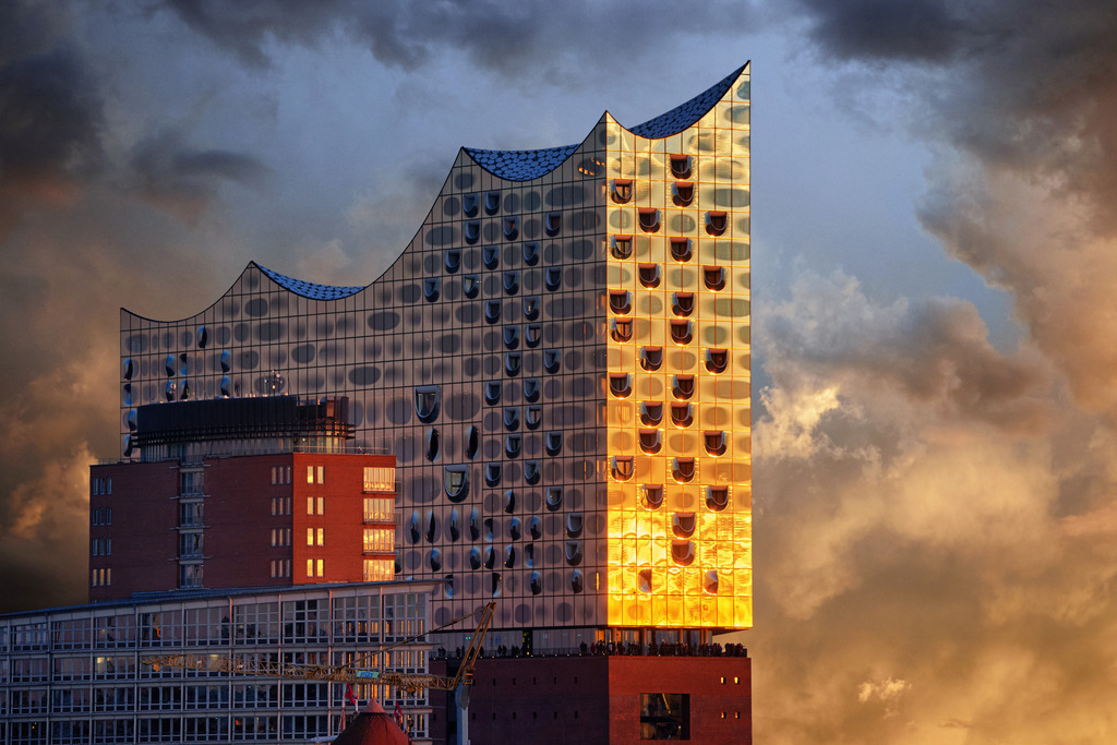 10241126 - Elbphilharmonie Sunset | Fotomontage der von der Abendsonne beleuchteten Elbphilharmonie.