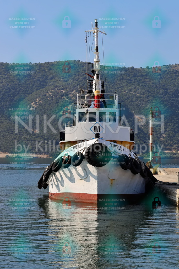 Hafenschlepper Thiella | Der Hafenschlepper Thiella am Hafen von Igoumenitsa. Im Hintergrund erhebt sich die nordgriechische Bergkulisse in den blauen Himmel über dem Mittelmeer.