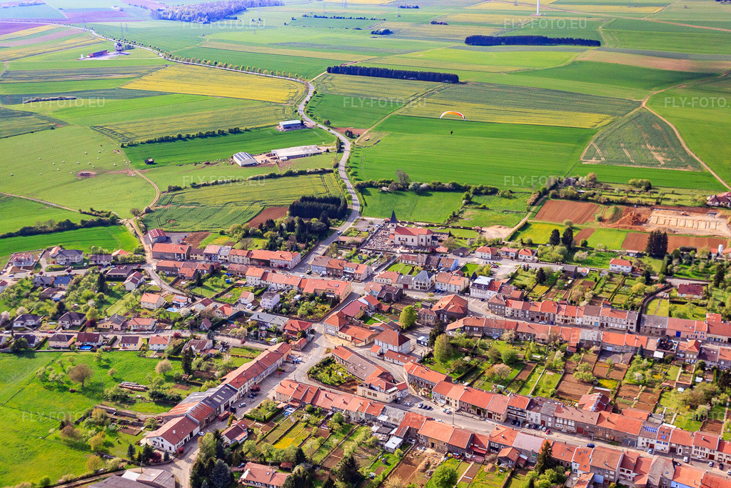 Vue aérienne: Pl. de l'École à Villers-la-Montagne dans le département Meurthe et Moselle, France – .Photo: IMG_39729.jpg prise le 16/04/2011 par Werner Riehm/FLY-FOTO.eu – Résolution de l'original: 4752 x 3168 px