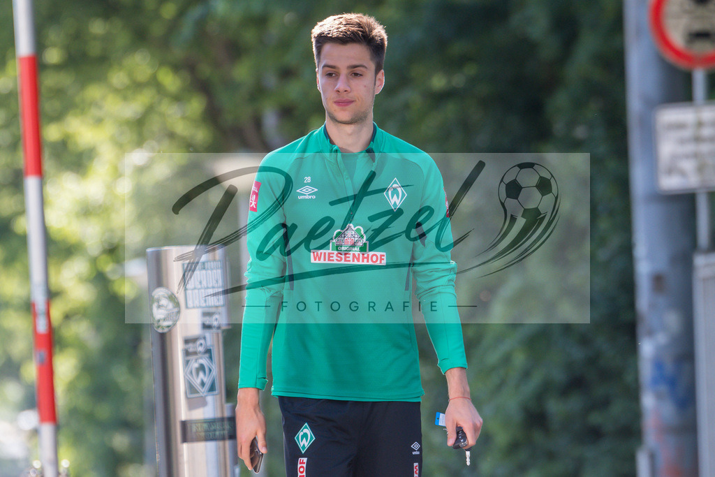 TRASVW20200521_0022 | Fussball, Herren: Ilia Gruev (Werder Bremen) schaut bei der Ankunft am wohninvest Weserstadion am 21.05.2020 in Bremen, Deutschland. - Realisiert mit Pictrs.com