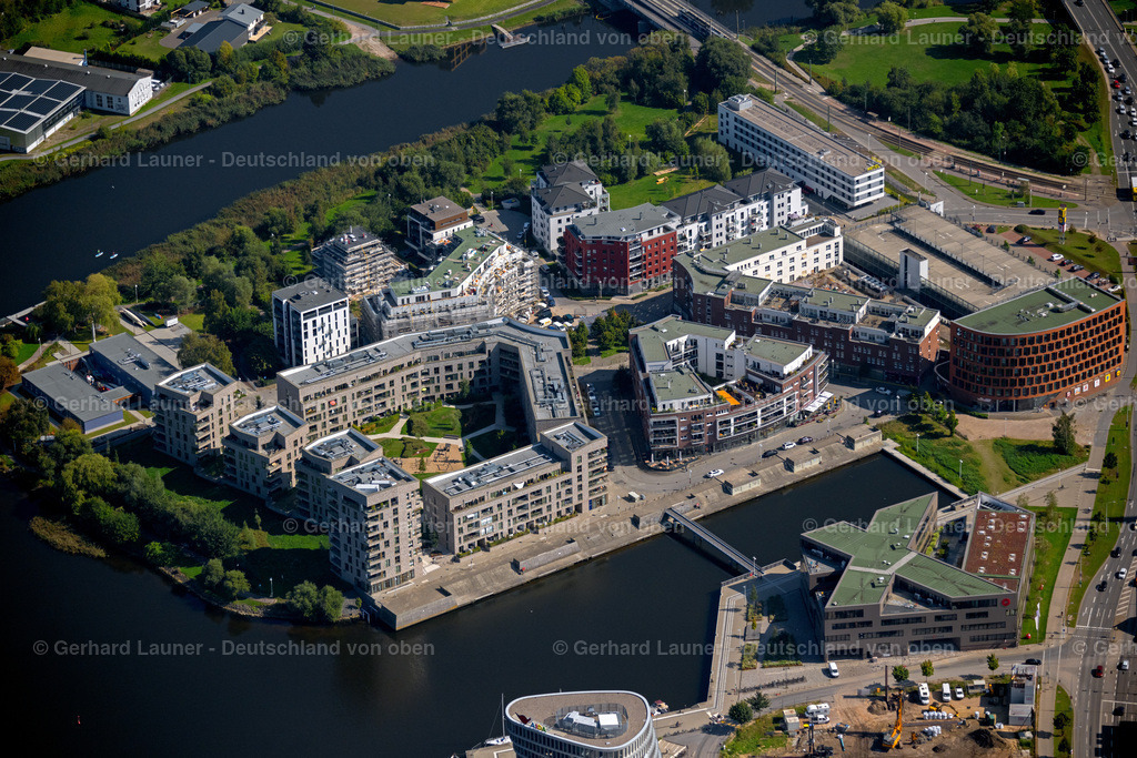 4062024 | ROSTOCK 08.09.2021 Mehrfamilienhaussiedlung, Geschäftshaus, Parkhaus und Hotelanlage auf der " Holzhalbinsel " in Rostock im Bundesland Mecklenburg-Vorpommern, Deutschland. // Multi-family housing estate, commercial building, parking garage and hotel complex on the "wooden peninsula" in Rostock in the state Mecklenburg-Western Pomerania, Germany. Foto: Gerhard Launer