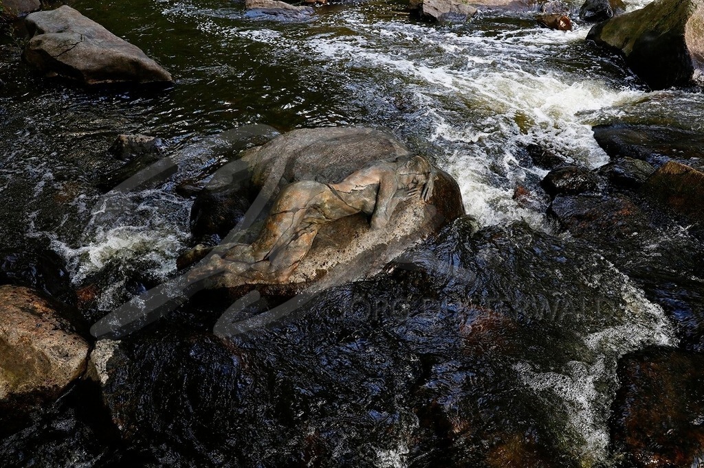 NatureArt-WATERSTONES_4167 | Neben mir das tosende Nass | #002 | Modell: Daniela | Foto: Tschiponnique Skupin - Realisiert mit Pictrs.com