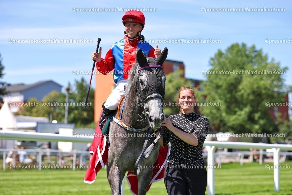 HH29062599028 | North Reliance siegt unter Thore Hammer-Hansen im Sparkasse Holstein Hamburger Stuten Cup - Listenrennen am 29.06.2025 Renntag in Hamburg. Copyright by Marc Ruehl - Veroeffentlichung nur gegen Honorar (zzgl.MwSt), Namensnennung und Beleg, Bank Routing Number: BIC GENODED1PAF, Bank Account Number: IBAN DE04 3706 2600 1201 6180 17, Steuer-Nr.: 203/5266/0306, Ust_Id_Nr.: De 122081417, Zur Gaulshuette 29, 50181 Bedburg, Phone: +49-(0)2272-83351, www.marcruehl.com, info@marcruehl.com, No Model Release, Abtretung von Persoenlichkeitsrechten der abgebildeten Person/Personen liegen nicht vor. Speichern in Bilddatenbanken oder Vervielfaeltigung ist ohne schriftliche Genehmigung nicht gestattet.