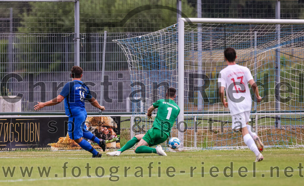 2023-06-30_110_FC_Langengeisling_gegen_VfB_Forstinning | Erding, Deutschland, 30.06.2023:
Fußball, Bezirksliga Oberbayern Ost 2023 / 2024, Testspiel, FC Langengeisling gegen VfB Forstinning, Endergebnis: 3:0

Florian Rupprecht (FC Langengeisling, #11), Torwart Marko Susac (VfB Forstinning, #1), Niklas Mayer (VfB Forstinning, #13)

Foto: Christian Riedel / fotografie-riedel.net