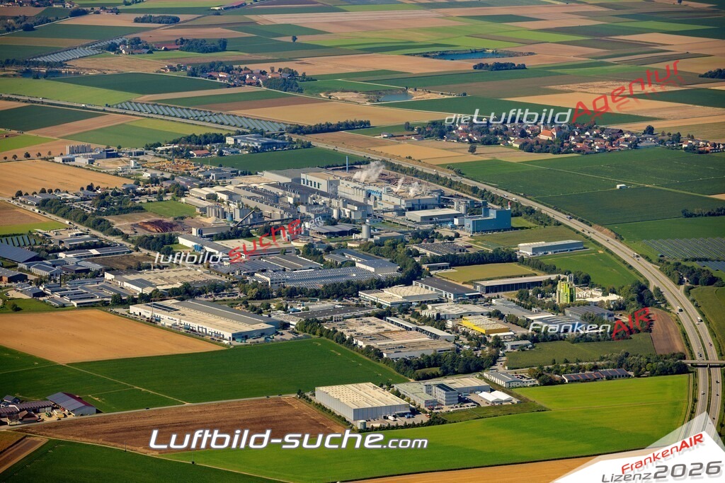 Das Luftbild zeigt : Industriegebiet Plattling - Die Luftaufnahme wurde 2023 vom UL-Flugzeug aus erstellt ( keine Drohne ) - Hochauflösende Luftaufnahme - Für grossformatige Ausdrucke geeignet. Die Geschenkidee !Mit Lizenz und Bildrechte bestellbar