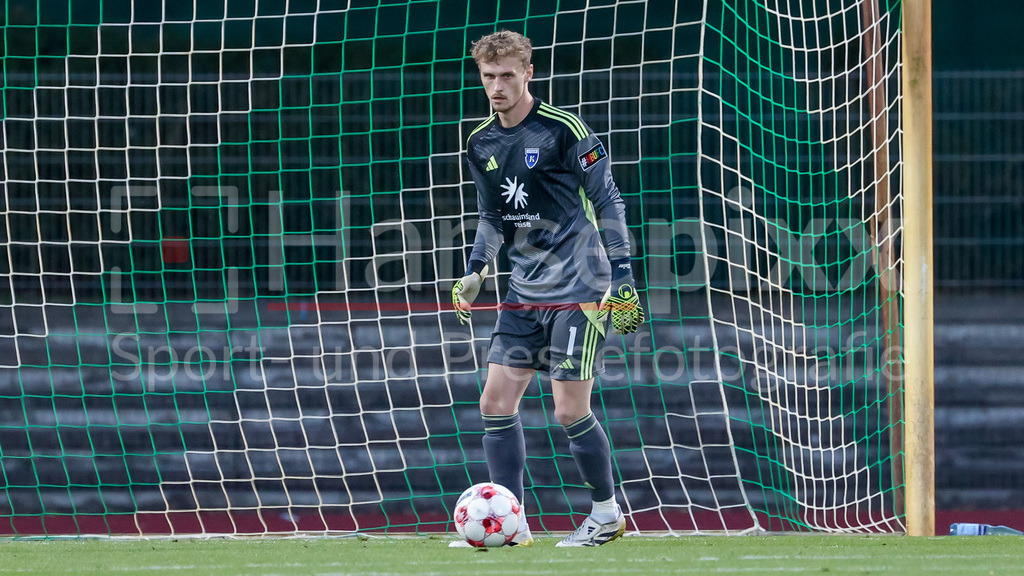 Fussball, Regionalliga Nord, SV Werder Bremen II - BSV Kickers Emden | Norman Quindt (Torhüter, Torwart, BSV Kickers Emden, 1) am Ball, Freisteller, Einzelbild, Ganzkörper, Aktion, Action, Spielszene