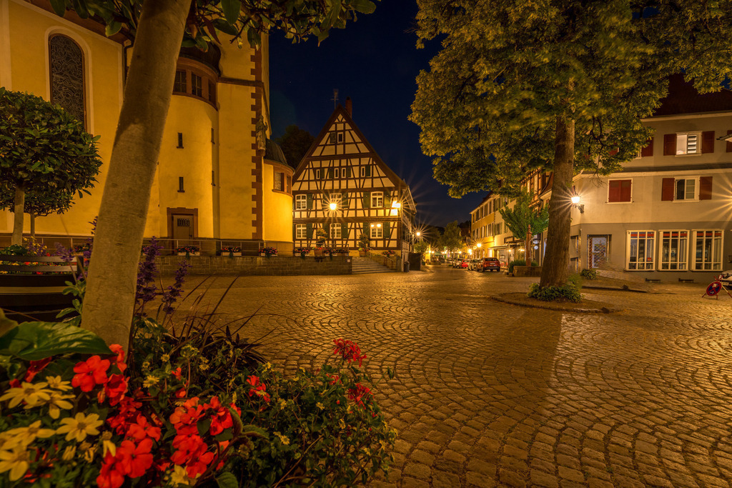 Kirchplatz in Haslach | Auf dem Haslacher Kirchplatz - Realisiert mit Pictrs.com
