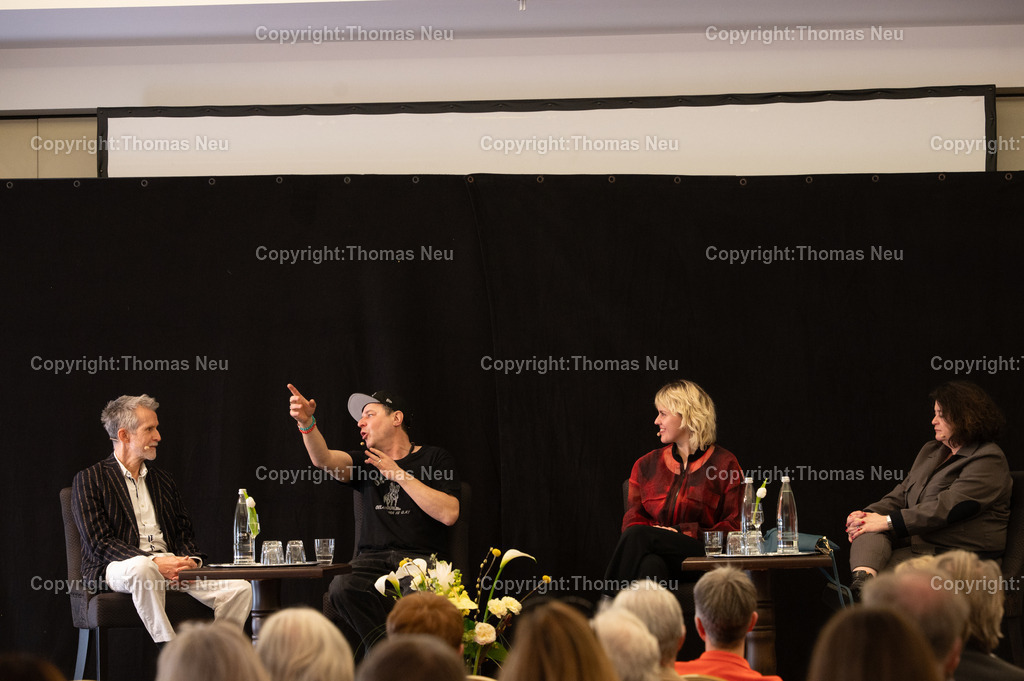 Eysoldt-ring-matinee-thomas-schmauser-Fritzi-Wartenberg-Ulrich-matthes-Almut-wagner-fotografie-thomas-neu.jpg-49 | Podiumsgespräch bei der Eysoldt-Matinee im Hotel Krone in Bensheim-Auerbach: Von links diskutieren Ulrich Matthes, Thomas Schmauser, Fritzi Wartenberg und Almut Wagner vor Publikum über Theater und Schauspiel. Die Veranstaltung fand im Rahmen der Verleihung des Eysoldt-Rings statt. Foto: Thomas Neu,Bild: THomas Neu