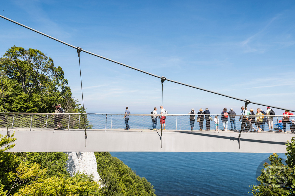 Aussichtsplattform im Nationalpark Jasmund auf der Insel Rügen | Aussichtsplattform mit  weißen Kreidefelsen im Nationalpark Jasmund der Insel Rügen über die Ostsee und umgeben von grünem Buchenwald. - Realisiert mit Pictrs.com