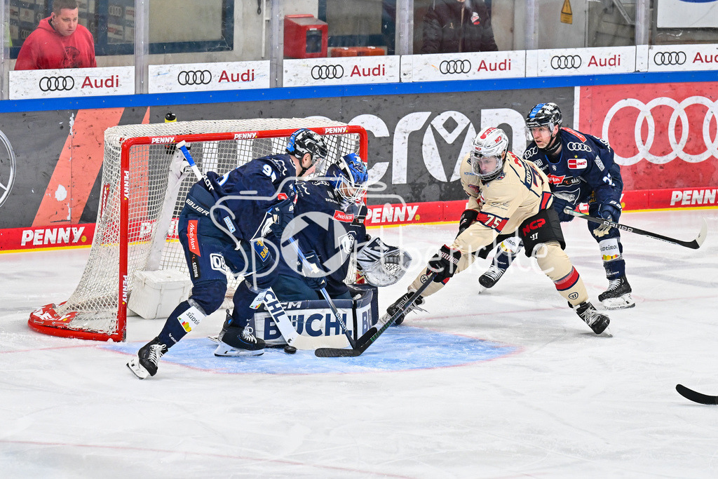 ERC Ingolstadt - Nuernberg Ice Tigers | in dieser Szene versucht Samuel DOVE-McFALLS (Nuernberg Ice Tigers 75) Christian HELJANKO (ERC Ingolstadt 30) mit einem Bauerntrick zu ueberlisten / DEL: ERC Ingolstadt - Nuernberg Ice Tigers, Saturn-Arena am 26.03.2025