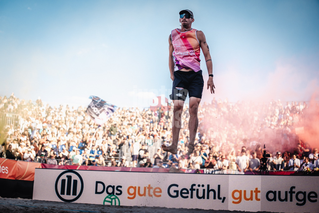 Beachvolleyball | Männer | Finale | Deutsche Meisterschaften 2025 Timmendorfer Strand | 07.09.2025 | Lukas Pfretzschner läuft in die Arena ein und springt zum Aufwärmen