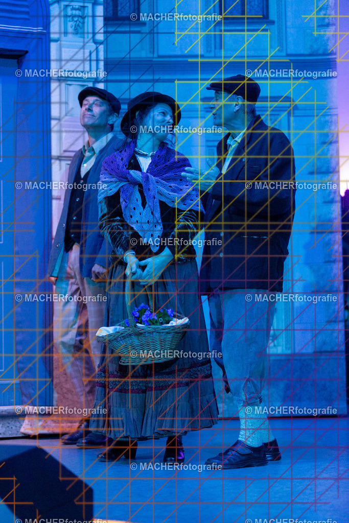 047_MFL-2025 | Portraitbilder von Regisseur; Darsteller; Techniker; Maske; Kostüme; Chor; Musiker; Bilderserie der Generalprobe und der Premierenvorstellung, Szenenbilder; Ausdrucksstudien; Bühnenüberblick; Bühnenkulissen; Pressefotos inkl. Redaktionsfoto Darstellergruppe.