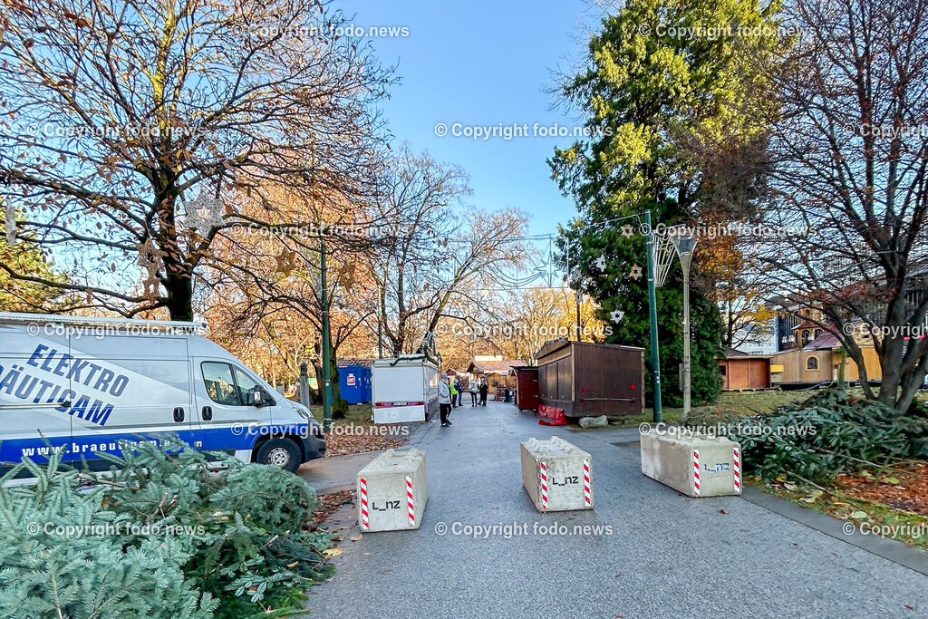 Linz_ Weihnachtsmarkt_ Terrorschutz_ 18.11.2025-5 | 18.11.2025, LINZ, AUT, Weihnachtsmarkt, im Bild Themenbild, Betonbarrieren, Betonblock, Terrorschutz, Volksgarten, Stadt, L_nz, Sicherheit, Fußgaengerzone, Weihnachtsmarkt, Huetten, Winter, Bauume ohne Laub, Absperrung, Verkehrsschutz, oeffentlicher Platz, Menschen, urban, Feature, Symbolbild