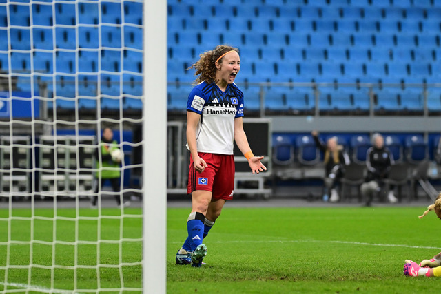 Fußball I Frauen I Saison 2025-2026 I Bundesliga I 10. Spieltag I Hamburger SV - 1. FC Nürnberg I 45062 | Einzelfoto, Freisteller, Einzelbild, Cut-out, isoliertes Motiv, Sportaufnahme, Nahaufnahme, freigestellt, freigestellte Aufnahme, Aufnahme, Einzeln: Jubel, Begeisterung, Enthusiasmus, Euphorie, Freude, Glücksgefühl, Heiterkeit bei: Melanie Brunnthaler (11, Hamburger SV) - Realisiert mit Pictrs.com