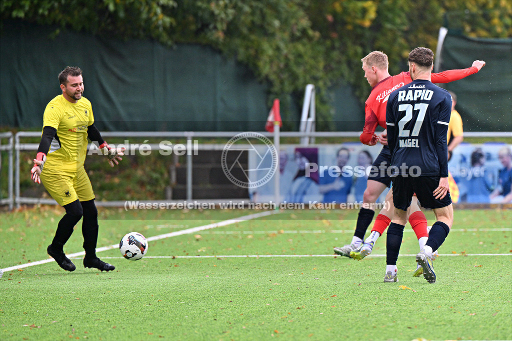 FC Kilia Kiel vs SC Rapid Lübeck | Lucas Groß (Kilia #29 trifft hier zum 11-2) vs Stefan Ponomarenko (Rapid #12) &amp; Mario Nagel (Rapid #27) / Fußball-Oberliga Männer 2026/2027 / FC Kilia Kiel vs SC Rapid Lübeck / Kilia Sportplatz / Kiel / 24.10.26 - Realisiert mit Pictrs.com
