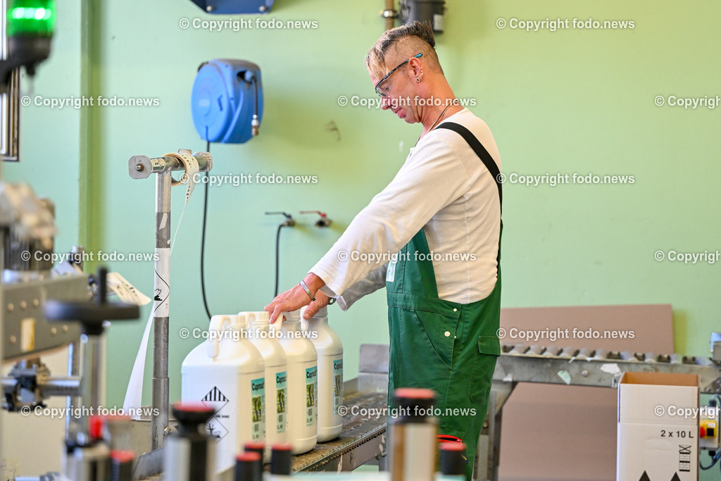Nufarm Austria_ 22.08.2023-19 | 22.08.2023, Linz, AUT, Nufarm Austria, Pflanzenschutz, im Bild Arbeiter bei Nufarm Austria
