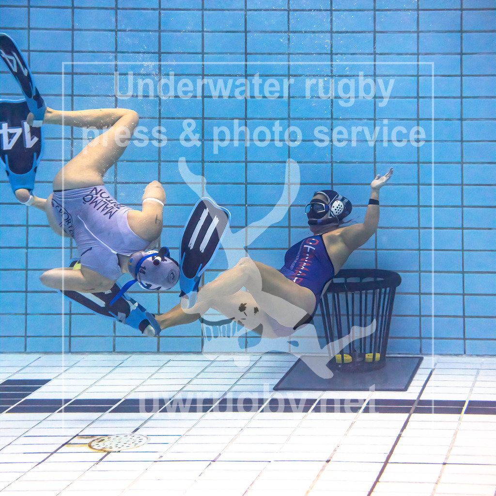 24. - 26.11.2023: Unterwasser-Rugby Champions Cup 2023  | Strafstoß im Damen-Spiel: Amager Uv-Rugby (Dänemark) in blau gegen Black Mermaids (Schweden) in weiß. Angreiferin für den schwedischen Meister ist Elin Strand (weiß #14), Torwart auf der dännischen Seite ist  Marianna Heidam. - Realisiert mit Pictrs.com