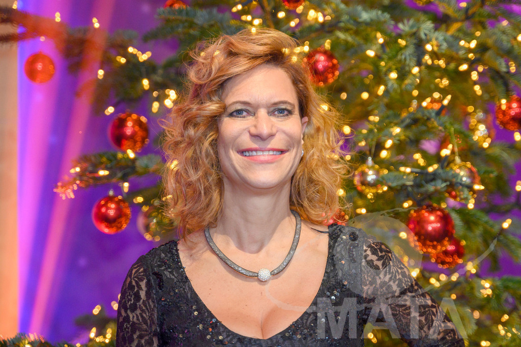 _DWA2178 | Sonja Fischer bei '30 Jahre Sternstunden-Gala 2023' in der Frankenhalle. Nürnberg, 15.12.2023 - Realisiert mit Pictrs.com