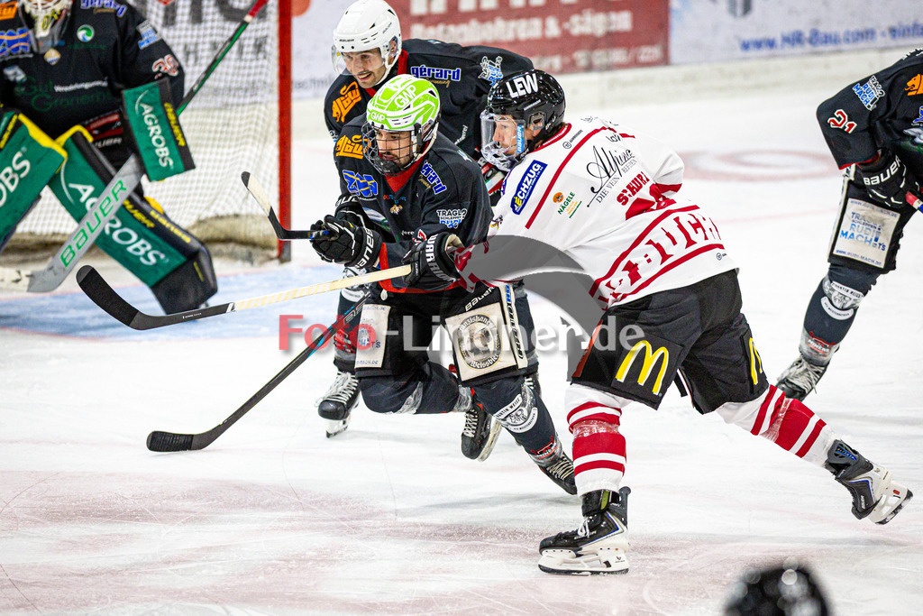 Peißenberg MINERS gegen ESV Buchloe Pirates | Eishockey Bayernliga 2025/26 Vorbereitung, Peißenberg MINERS gegen ESV Buchloe Pirates, 20250921,Zweikampf,2025-09-21 in Peißenberg (flatbuy Arena Peißenberg), Denis DEGENSTEIN (MINERS 28), Felix SCHURR (Buchloe PIRATES 69)Copyright: WolfgangxLindner www.foto-lindner.de