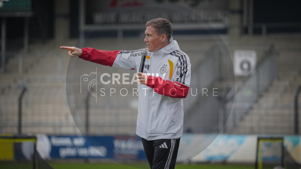 Fußball, Nachwuchs, Training, DFB, Demo-Einheit der Trainingsphilosophie Deutschland im Karl-Liebknecht-Stadion Potsdam, | Fußball, Nachwuchs, Training, DFB, Demo-Einheit der Trainingsphilosophie Deutschland im Karl-Liebknecht-Stadion Potsdam, Im Bild: Hannes Wolf (DFB) - Realisiert mit Pictrs.com