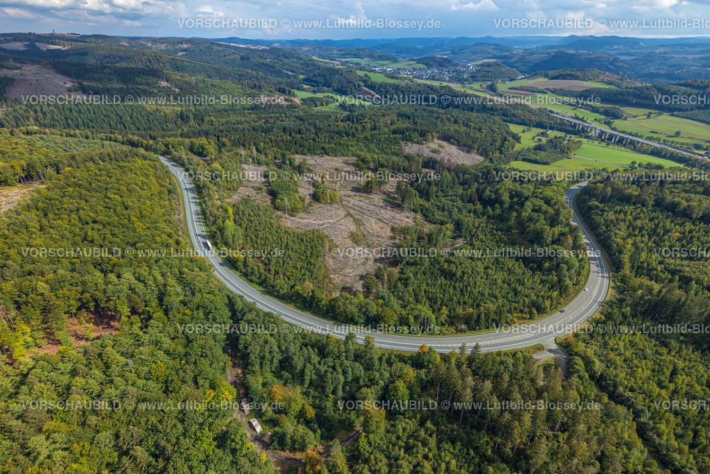 Meschede220902206 | Luftbild, Langgezogene S-Kurve Bundesstraße B55, Waldschäden, Waldsterben, Meschede-Stadt, Meschede, Sauerland, Nordrhein-Westfalen, Deutschland