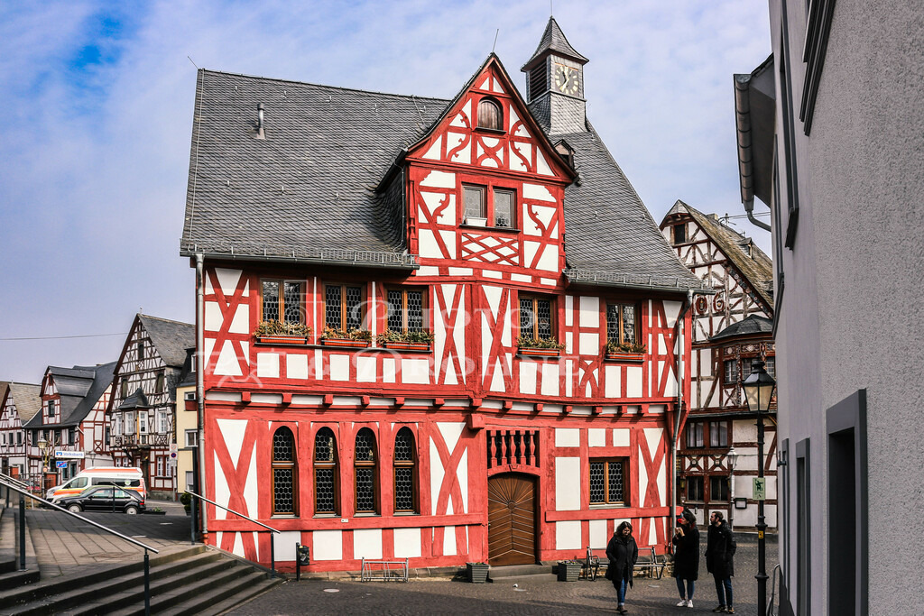 Rhens-5939 | Das Alte Rathaus in Rhens steht an dem historischen Marktplatz. - Realisiert mit Pictrs.com