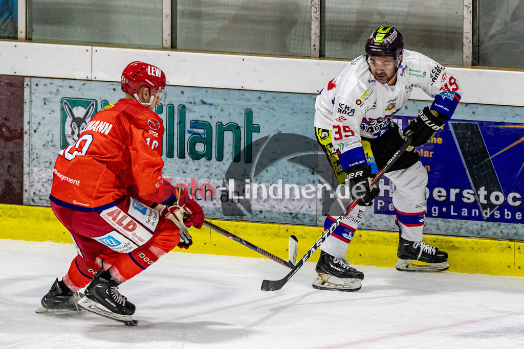 EC Peiting vs Deggendorfer SC | Eishockey Oberliga Süd 2023/2024, EC Peiting vs Deggendorfer SC, 20231119,
Duell zwischen Thomas GREILINGER (DSC 39) und Daniel HOLZMANN (ECP 10),
2023-11-19 in Peiting (Eisstadion)
39 Thomas GREILINGER (DSC 39), 10 Daniel HOLZMANN (ECP 10)
Copyright: WolfgangxLindner foto-lindner.de