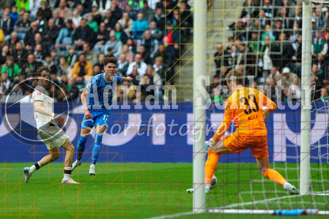 04.04.2026, GER, Fussball, Herren, 1. BL, Saison 2025/2026, Borussia Mönchengladbach - 1. FC Heidenheim | Lucas Ullrich (Borussia Mönchengladbach), Mathias Honsak (Heidenheim) und Moritz Nicolas (Borussia Mönchengladbach) im Kampf um den Ball 