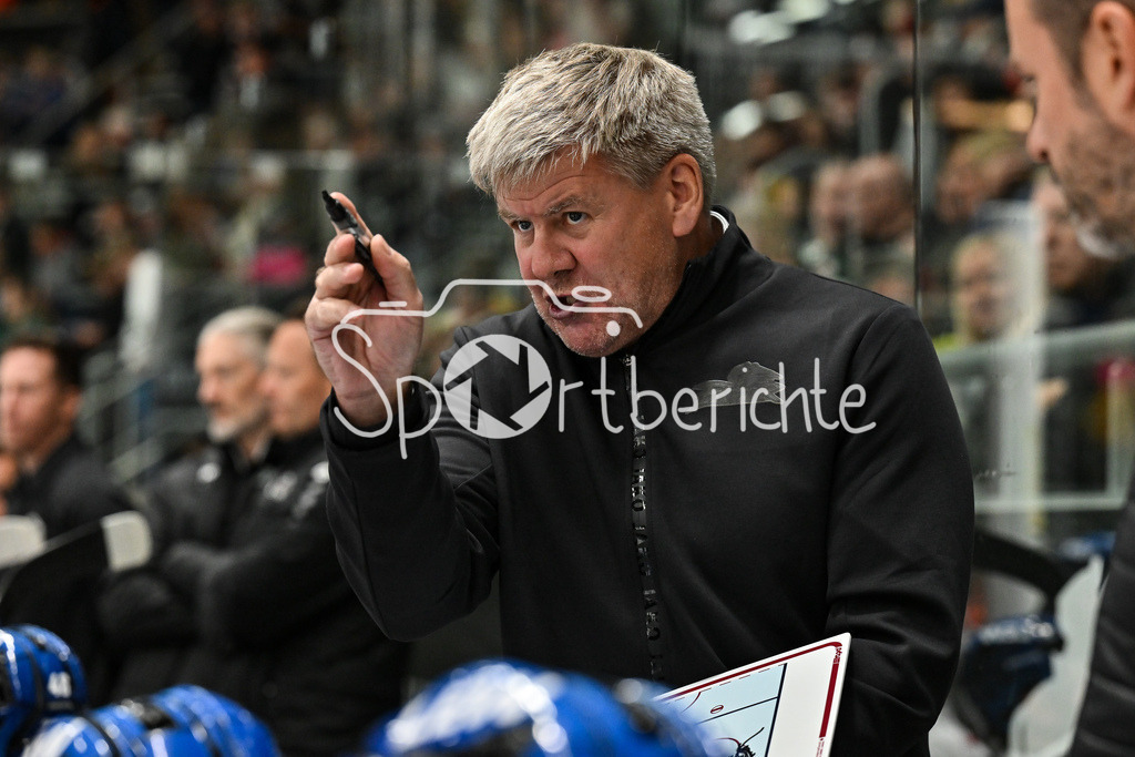 Augsburger Panther - Moser Medical Graz99ers | im Bild Bill PETERS Trainer Augsburger Panther / Einzelfoto / Freisteller / Testspiel: Augsburger Panther - Moser Medical Graz99ers; Curt Frenzel Stadion am 31.08.2025