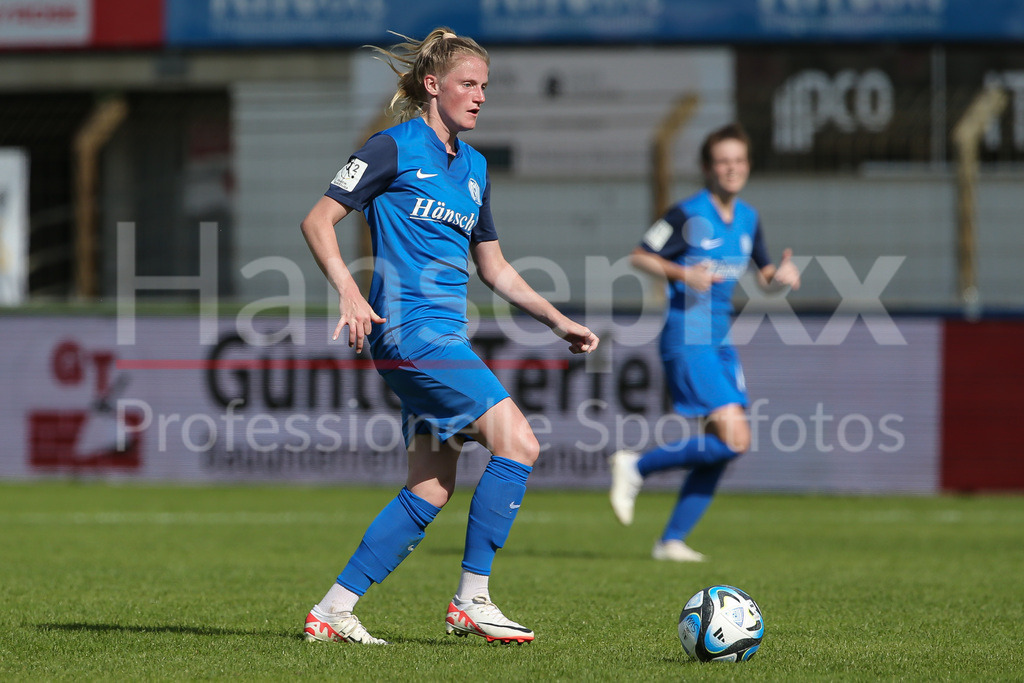 Fussball, 2. Frauen-Bundesliga, SV Meppen - Borussia Mönchengladbach | v.li.: Sarah Schulte (SV Meppen, 16) am Ball, Einzelbild, Ganzkörper, Aktion, Action, Spielszene, DIE DFB-RICHTLINIEN UNTERSAGEN JEGLICHE NUTZUNG VON FOTOS ALS SEQUENZBILDER UND/ODER VIDEOÄHNLICHE FOTOSTRECKEN. DFB REGULATIONS PROHIBIT ANY USE OF PHOTOGRAPHS AS IMAGE SEQUENCES AND/OR QUASI-VIDEO.