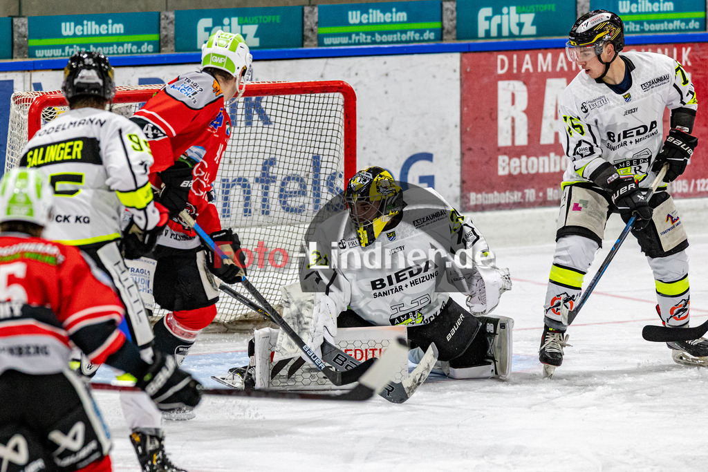 TSV Peißenberg Miners vs ERSC Amberg Wild Lions | Eishockey Bayernliga 2023/2024, TSV Peißenberg Miners vs ERSC Amberg Wild Lions,
Schuss aufs Tor von Timon BÄTGE (Wild Lions Goali 31),
2023-10-27 in Peißenberg (Eisstadion)
31 Timon BÄTGE (Wild Lions Goali 31), 76 Felix FEDER (Wild Lions 76), 44 Martin LIDL (Miners 44), 95 Lukas SALINGER (Wild Lions 95), 15 Ryan MURPHY (Miners 15)
Copyright: WolfgangxLindner foto-lindner.de
