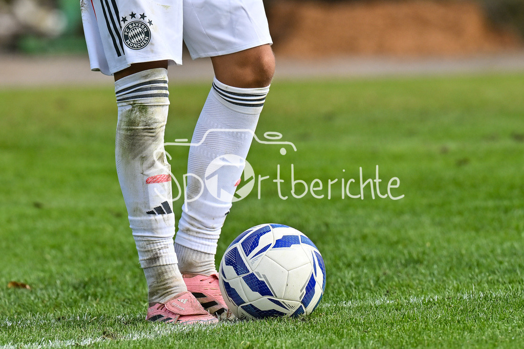 SpVgg Unterhaching U19 - FC Bayern München U19 | Eckball / BAll / Uhlsport / FC Bayern / Stutzen / Dreck / Dreckig, Adidas, Symbolbild / U19 DFB Nachwuchsliga: SpVgg Unterhaching - FC Bayern München; Sportschule Oberhaching am 18.10.2025