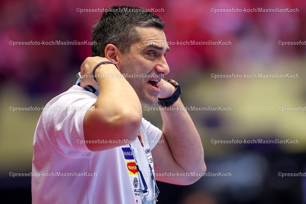 EHF20012601065 | 20.01.2026, Handball, Men's EHF EURO 2026, Nordmazedonien - Rumänien, Jyske Bank Boxen in Herning, Dänemark, Preliminary Round:  Headcoach Kiril Lazarov (North Macedonia #hc) gestikulierend am Spielfeldrand  