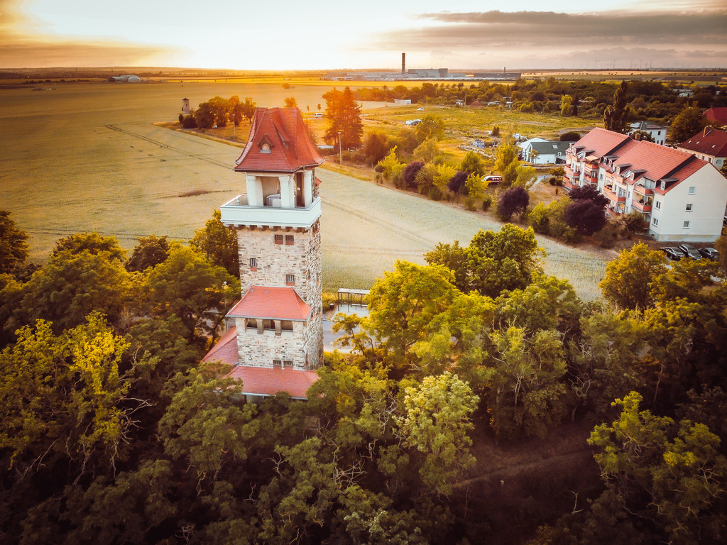 Keßlerturm in der Abendsonne | Im warmen Licht der Abendsonne, erstrahlt der Aussichtsturm besonders schön. - Realisiert mit Pictrs.com