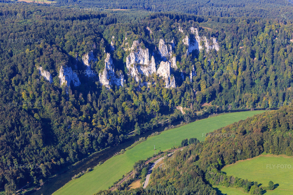 Luftbild: Steile Kalksteinfelsen im Donautal im Ortsteil Neidingen in Beuron im Bundesland Baden-Württemberg in Deutschland. Foto: IMG_094216.jpg vom 27.08.2016 durch Werner Riehm/FLY-FOTO.de