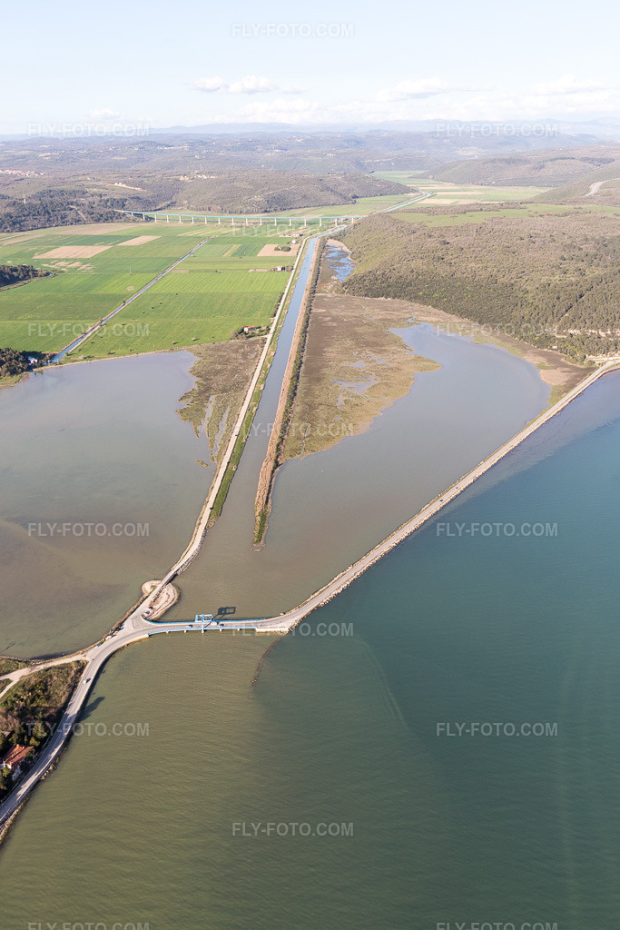 Aerial view: View of the town in Antenal in the state Gespanschaft Istrien, Croatia. – Photo: IMG_106074.jpg taken on 04/13/2018 by Werner Riehm/FLY-FOTO.com – Resolution of the original: 3648 x 5472 px