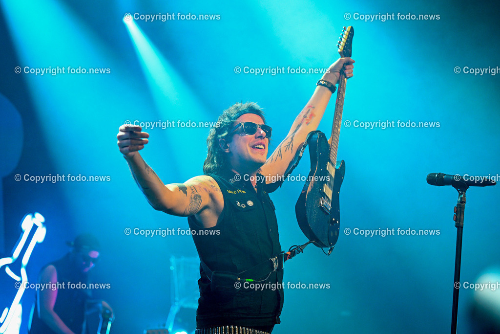 Posthof_ Turbobier_ Konzert_ 15.03.2024-53 | 15.03.2024, Linz, AUT, Posthof, Konzert Turbobier, im Bild Marco Pogo alias Dominik Wlazny (Saenger, Konzepter und Songwriter,  Gitarrist der oesterreichischen Punk-Rock-Band Turbobier, weiters Politiker der Bierpartei, Bezirksrat in Wien Simmering, Praesidentschaftskandidat, Arzt, Mediziner)