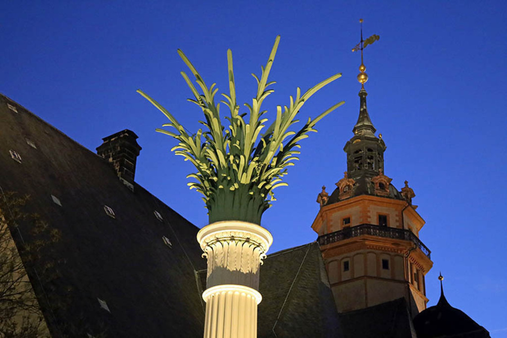 Foto: Leipzig - Nikolaisäule und Nikolaikirche bei Nacht | Das Team hinter BILDLEXIKON LEIPZIG bündelt historische wie aktuelle Informationen über die Stadt Leipzig in Text und Bild auf einer Plattform und stellt diese der interessierten Öffentlichkeit zur Verfügung.