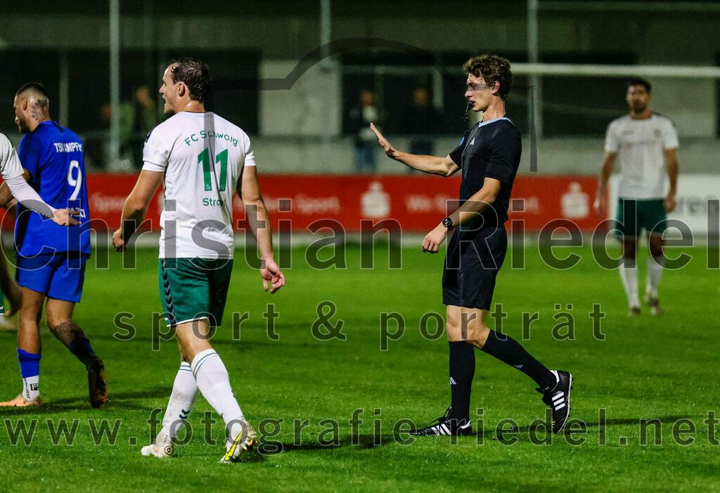 2023-10-13_088_FC_Schwaig_gegen_TSV_Ampfing | Oberding, Deutschland, 13.10.2023:
Fußball, Landesliga Südost 2023 / 2024, 16. Spieltag, FC Schwaig gegen TSV Ampfing, Endergebnis: 3:2

Markus Straßer (FC Schwaig, #11), Schiedsrichter Luca Schultze

Foto: Christian Riedel / fotografie-riedel.net
