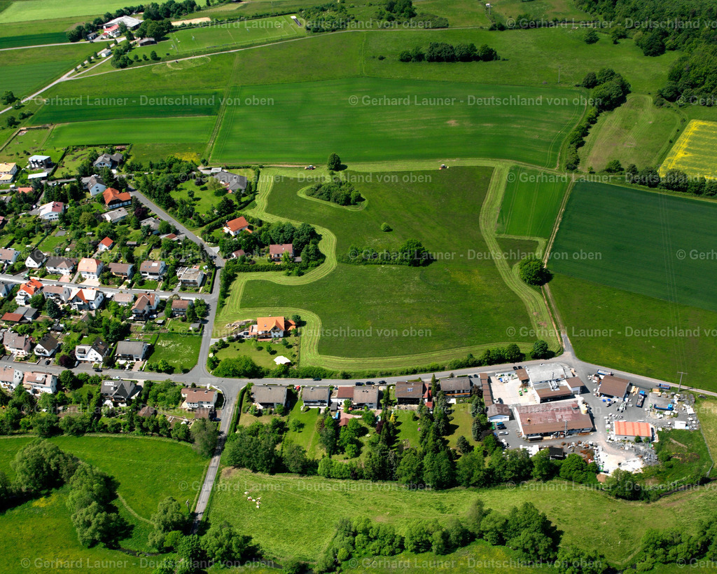 2615791 | FRISCHBORN 09.06.2006 Ortsansicht am Rande von landwirtschaftlichen Feldern und Nutzflächen  in Frischborn im Bundesland Hessen, Deutschland // Village view on the edge of agricultural fields and land  in Frischborn in the state Hesse, Germany Foto: Gerhard Launer