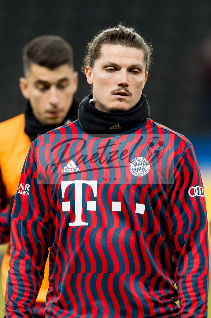 BSCFCB20220123_196 | Fussball, Herren: Marcel Sabitzer (FC Bayern Muenchen) schaut bei dem Spiel der 1. Bundesliga zwischen Hertha BSC und FC Bayern Muenchen im Olypiastadion am 23.01.2022 in Berlin, Deutschland.DFB / DFL REGULATIONS PROHIBIT ANY USE OF PHOTOGRAPHS AS IMAGE SEQUENCES AND/OR QUASI-VIDEO. - Realisiert mit Pictrs.com