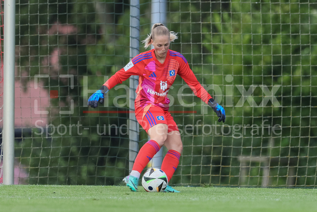 Fussball, Testspiel Frauen, Hamburger SV - SV Werder Bremen | v.li.: Inga Schuldt (Torhüterin, Torwart, Hamburger SV, 1) am Ball, Freisteller, Einzelbild, Ganzkörper, Aktion, Action, Spielszene